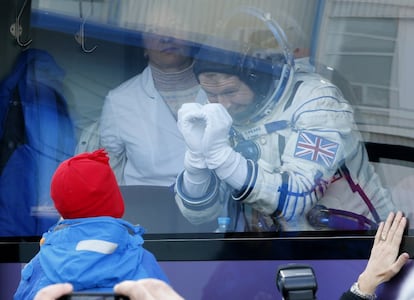 El astronauta británico Tim Peake, se despide de su hijo antes del lanzamiento de la Soyuz TMA-19M hacia la Estación Espacial Internacional (ISS), en Kazajstán.