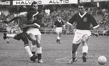 Pelé dispara ante dos defensas galeses en el partido de cuartos de final del Mundial de 1958