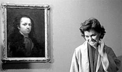 Carmen Calvo, ayer junto al primer autorretrato de Goya que se exhibe en el Museo de Bellas Artes de Sevilla.