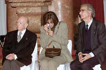 Miquel Batllori (izquierda), Montserrat Lamarca y Enric Lluch -esposa y hermano de Ernest Lluch-, ayer en el Parlament.