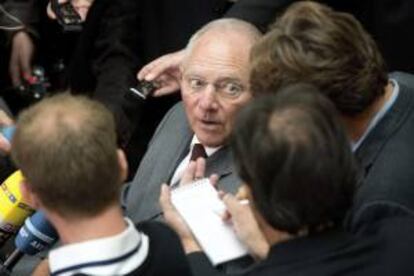 El ministro alemán de Finanzas, Wolfgang Schäuble, responde a los periodistas al término de una reunión especial del comité presupuestario del Bundestag. EFE/Archivo