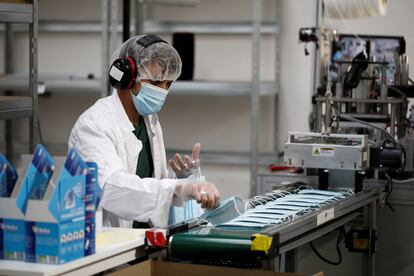 Un trabajador de una fábrica francesa de mascarillas.