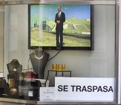 Escaparate de la galería Caroní de Santiago, afectada por los recortes de programación. / ANXO IGLESIAS