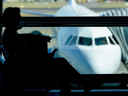 Un pasajero espera para embarcar en el aeropuerto de Zaventem, en Bruselas.