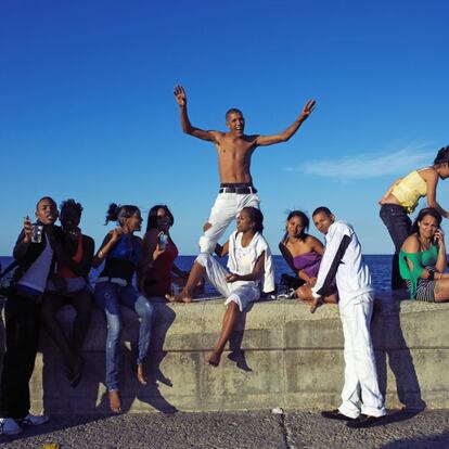 Jóvenes cubanos en el paseo marítimo de La Habana.
