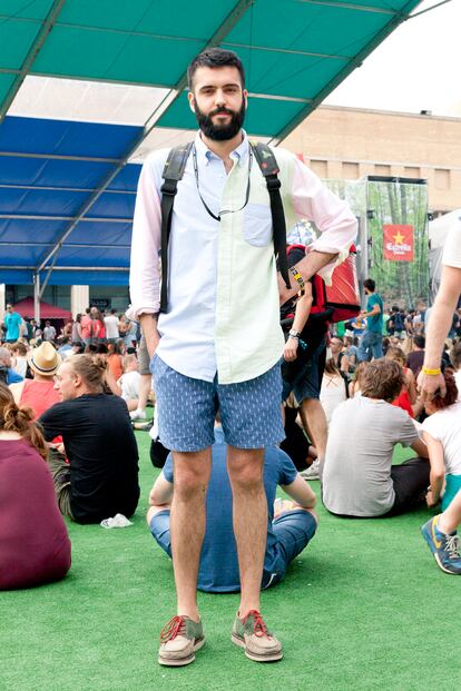 David Méndez es gallego y vive en Barcelona. Es el diseñador responsable de la marca Paraíso y no quiere perderse a Moderat o Trentemøller. Viste camisa de American Apparel, bermudas de Woodwood, zapatos Stow&Son y mochila Paraíso.