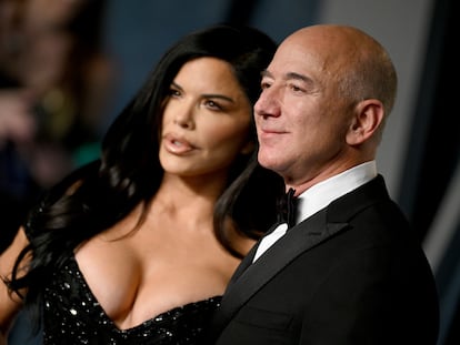 El fundador de Amazon, Jeff Bezos, con su pareja, Lauren Sánchez, en una imagen de 2023.