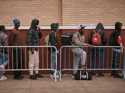 Migrantes hacen fila afuera de un centro de asistencia en Nueva York, en diciembre de 2023.