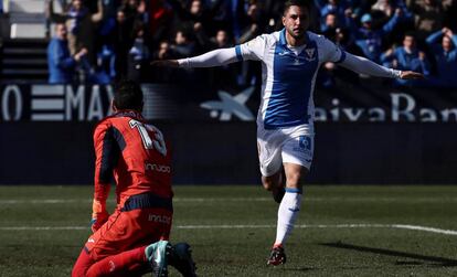 Guerrero celebra un gol ante Diego López.