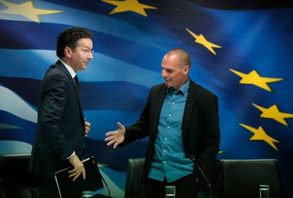 Varoufakis se ha enfrentado en varias ocasiones durante estos meses a los acreedores y ha representado el ala más dura del Gobierno heleno y ha acusado a la troika de usar el "terrorismo" contra el pueblo griego. En la imagen, Varoufakis saluda al presidente del Eurogrupo, Jeroen Dijsselbloem, el 30 de enero de 2015.