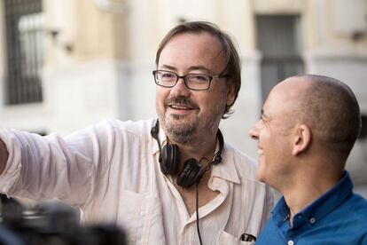 El director de cine Manuel Martín Cuenca durante el rodaje del 'El autor', junto al actor Javier Gutiérrez.