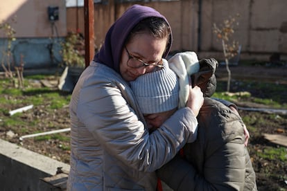 Dos personas se abrazan, este domingo, tras el ataque con misiles de Rusia en Odesa.