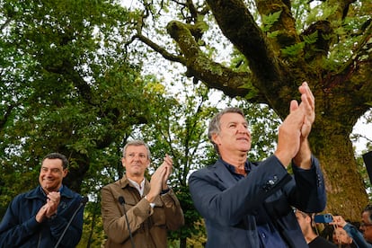 Los presidentes de Andalucía y Galicia, Juan Manuel Moreno (a la izquierda) y Alfonso Rueda (centro), junto al líder del PP, Alberto Núñez Feijóo, este domingo en Cerdedo-Cotobade (Pontevedra).