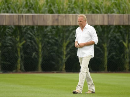 Kevin Costner, durante un partido de béisbol celebrado en Dyersville, Iowa, en agosto de 2021.