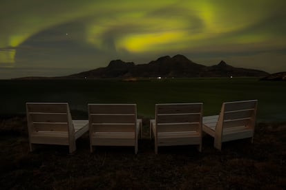 Un plan nocturno bañado de auroras boreales en Noruega. Las luces del norte son, sin duda, uno de los atractivos del país. Estadísticamente, en primavera (marzo-abril) y otoño (septiembre-octubre) se da la mayor actividad auroral. Sander Kommedahl, diseñador local, ha construido unos acogedores asientos que ha instalado en la playa de Ausvika, a 10 minutos de Bodø, para relajarse y disfrutar del espectáculo. En la imagen, las sillas Sander Kommedahl, en Bodø (Noruega).