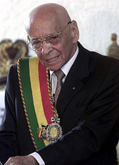 Hugo Bánzer, cuando renunció a la presidencia, en agosto de 2001.