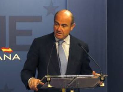 El ministro de Economía , Luis de Guindos , durante su comparecencia tras la ultima reunión del consejo de ministros de Economía y Finanzas (Ecofin) celebrada en Bruselas. EFE/archivo