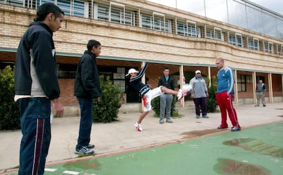 El Departamento de Justicia de la Generalitat decide cerrar el Centre de Justicia Juvenil de Girona alegando una racionalizaci&oacute;n de los recursos p&uacute;blicos. En la imagen, el centro durante una visita para prensa en 2005.