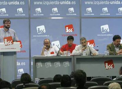 Víctor Castro, coordinador de IU en Extremadura (izquierda), durante su intervención. En el centro, Llamazares.