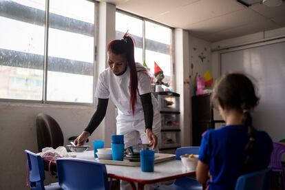 Yeny Garcés trabaja con niñas y niños de una fundación, en Bogotá.