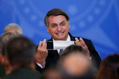 Jai Bolsonaro con cubrebocas