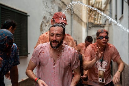 Un joven se moja con agua durante la fiesta de La Tomatina, este miércoles en Buñol (Valencia).
