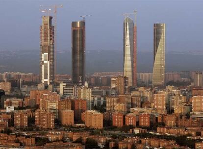 Corte del conjunto de edificios de oficinas y negocios próximos a la plaza de Castilla. El diseñado por Foster es el primero empezando por la izquierda.