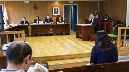 La cuidadora acusada, de espaldas, en la primera sesión del juicio, celebrada ayer
