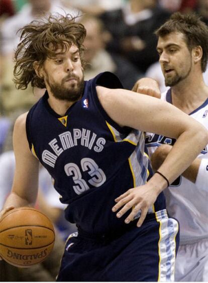 Marc Gasol, de los Grizzlies, protege el balón ante Mehmet Okur, de los Utah Jazz.