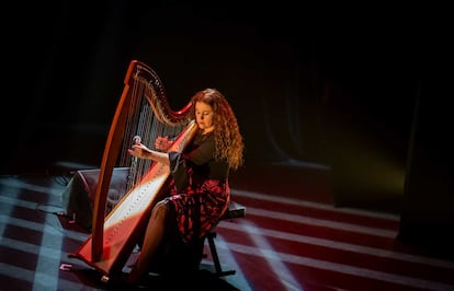 Ana Crismán tocando su arpa flamenca. Imagen cedida por la artista.