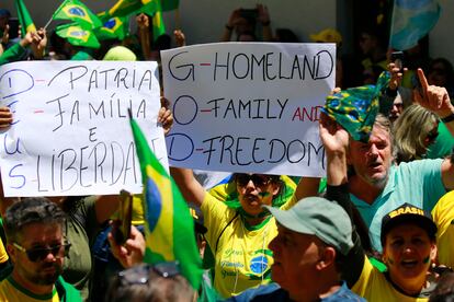 El ambiente, a pesar de la rabia acumulada, no llegaba a ser violento. Algunas señoras rezaban con los ojos cerrados y las manos al aire mientras otros cantaban el himno nacional, soltaban petardos o hacían sonar trompetas. En la imagen, seguidores de Bolsonaro levantan carteles durante una protesta afuera de un cuartel militar en Porto Alegre.