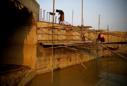 Indian labourers work on part of a bridge for the new railway in Janakpur, Nepal, June 4, 2017. REUTERS/Navesh Chitrakar  SEARCH "CHITRAKAR RAILWAY" FOR THIS STORY. SEARCH "WIDER IMAGE" FOR ALL STORIES.