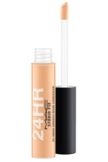 Para esas imperfecciones que requieren de más cobertura que una base, y también deben permanecer ocultas el mayor tiempo posible, el corrector Studio Fix 24h Smooth Wear de MAC (20,50 €) promete liberarte de preocupaciones todo el día y a un gran espectro de pieles gracias a sus 33 tonos.