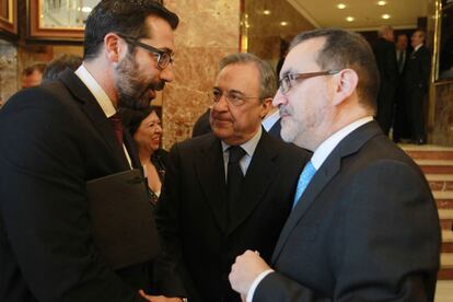 José Luis Gómez Mosquera, director gerente de Cinco Días y El País, Florentino Perez, presidente de ACS y Jorge Rivera director de Cinco Días