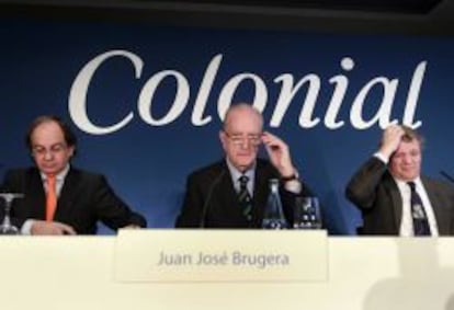 El presidente de Colonial, Jos&eacute; Bruguera (en el centro), junto a Pere Vi&ntilde;olas, consejero delegado (i) y Francisco Pal&agrave; del consejo de administraci&oacute;n (d) al inicio de la junta general extraordinaria de la inmobiliaria.