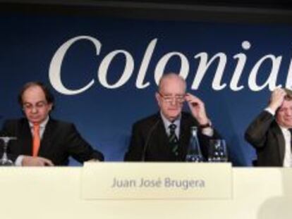 El presidente de Colonial, Jos&eacute; Bruguera (en el centro), junto a Pere Vi&ntilde;olas, consejero delegado (i) y Francisco Pal&agrave; del consejo de administraci&oacute;n (d) al inicio de la junta general extraordinaria de la inmobiliaria.