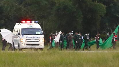 Personal millitar junto a una ambulancia que traslada a los niños rescatados.