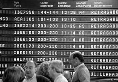 El panel de información de Barajas indica los retrasos tras la última huelga de pilotos.