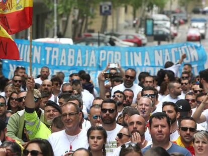 Militares concentrados junto al Ministerio de Defensa en demanda de sus derechos.