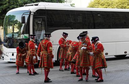 Miembros de la Guardia llegan al Palacio de Westminster antes de la ceremonia oficial de la apertura de la legislatura en el Parlamento.