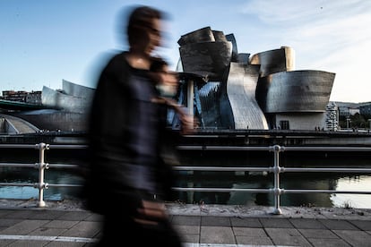 La inconfundible silueta del edificio creado por Frank O. Gehry manda en el 'skyline' de Bilbao.