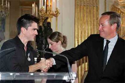 Juanes, felicitado por el ministro francés de Cultura, Renaud Donnedieu de Vabres, que le impuso la medalla.