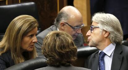 Los ministros de Empleo, F&aacute;tima B&aacute;&ntilde;ez y Hacienda, Crist&oacute;bal Montoro y el diputado de CiU Josep S&aacute;nchez Llibre, durante el pleno en el Congreso.
 