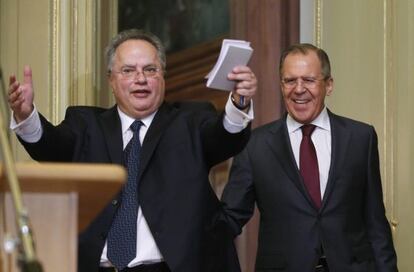 Nikos Kotzi&aacute;s gesticula, junto a Sergei Lavrov, antes de una rueda de prensa este mi&eacute;rcoles en Mosc&uacute;.