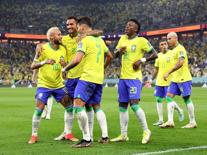 Soccer Football - FIFA World Cup Qatar 2022 - Round of 16 - Brazil v South Korea - Stadium 974, Doha, Qatar - December 5, 2022 Brazil's Lucas Paqueta celebrates scoring their fourth goal with Neymar, Danilo and Vinicius Junior REUTERS/Carl Recine