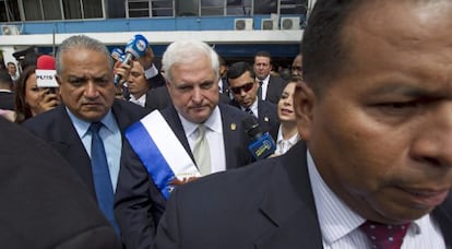 El presidente de Panamá, Ricardo Martinelli, en el centro.
