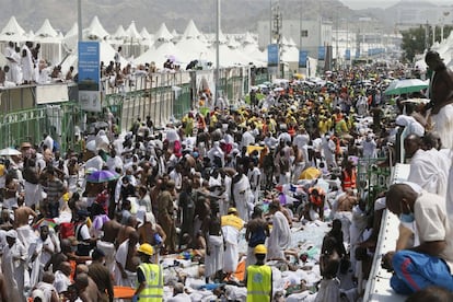 Cuerpos de personas que murieron en el agolpamiento en Mina, Arabia Saudita, durante la peregrinación a la Meca.