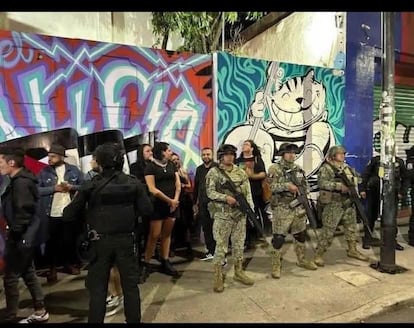 Elementos de la policía capitalina y del Ejército Mexicano rodearon con armas largas el el Foro Alicia en la Ciudad de México.