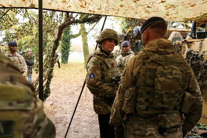 La princesa de Gales charlando con algunos de los miembros del regimiento de la 1ª Guardia de Dragones de la Reina, durante su visita a su campamento.