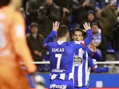 Guillermo Ochoa, en primer término, ve la celebración del Deportivo